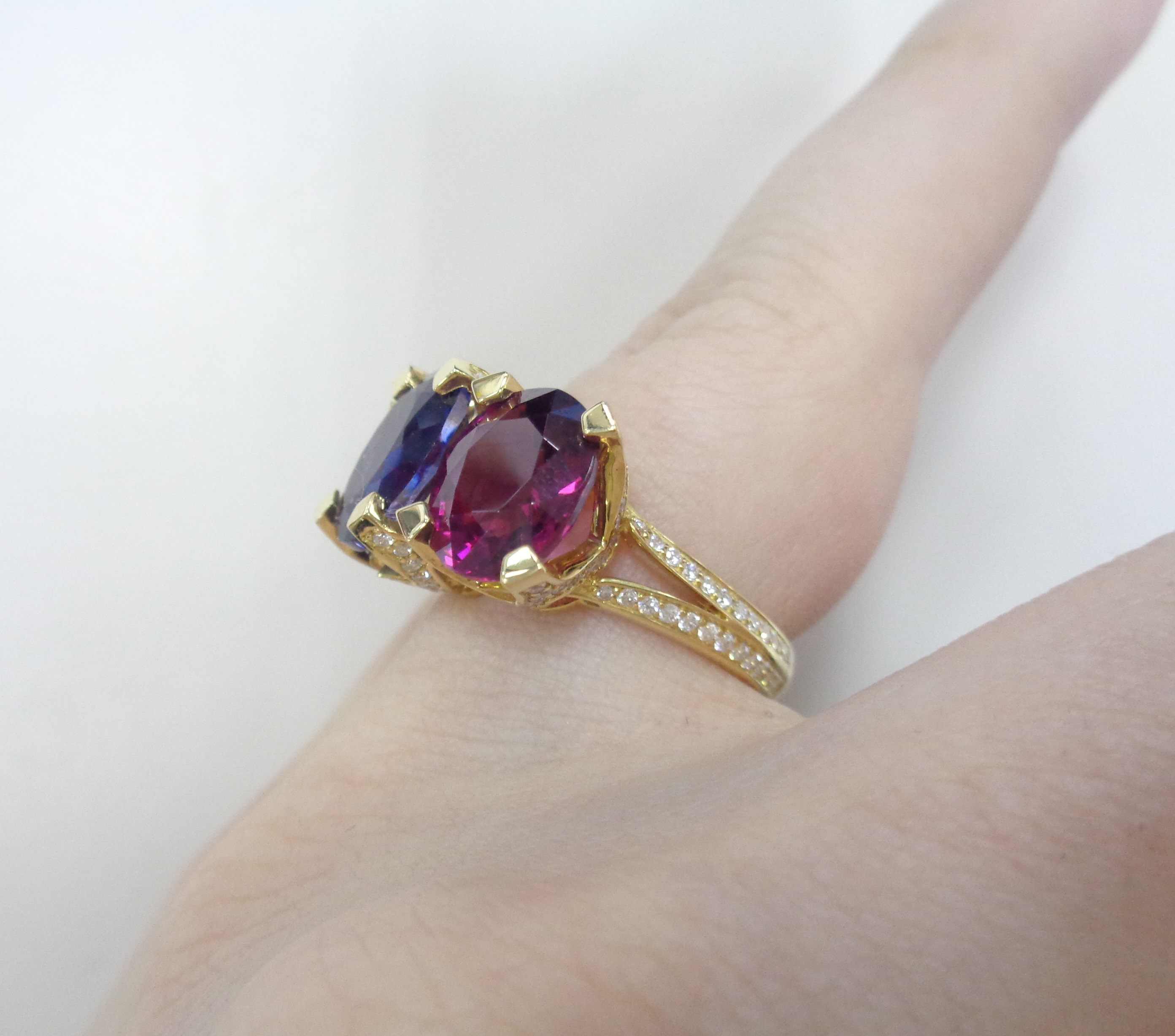 Кольцо из желтого золота с иолитом и родолитами